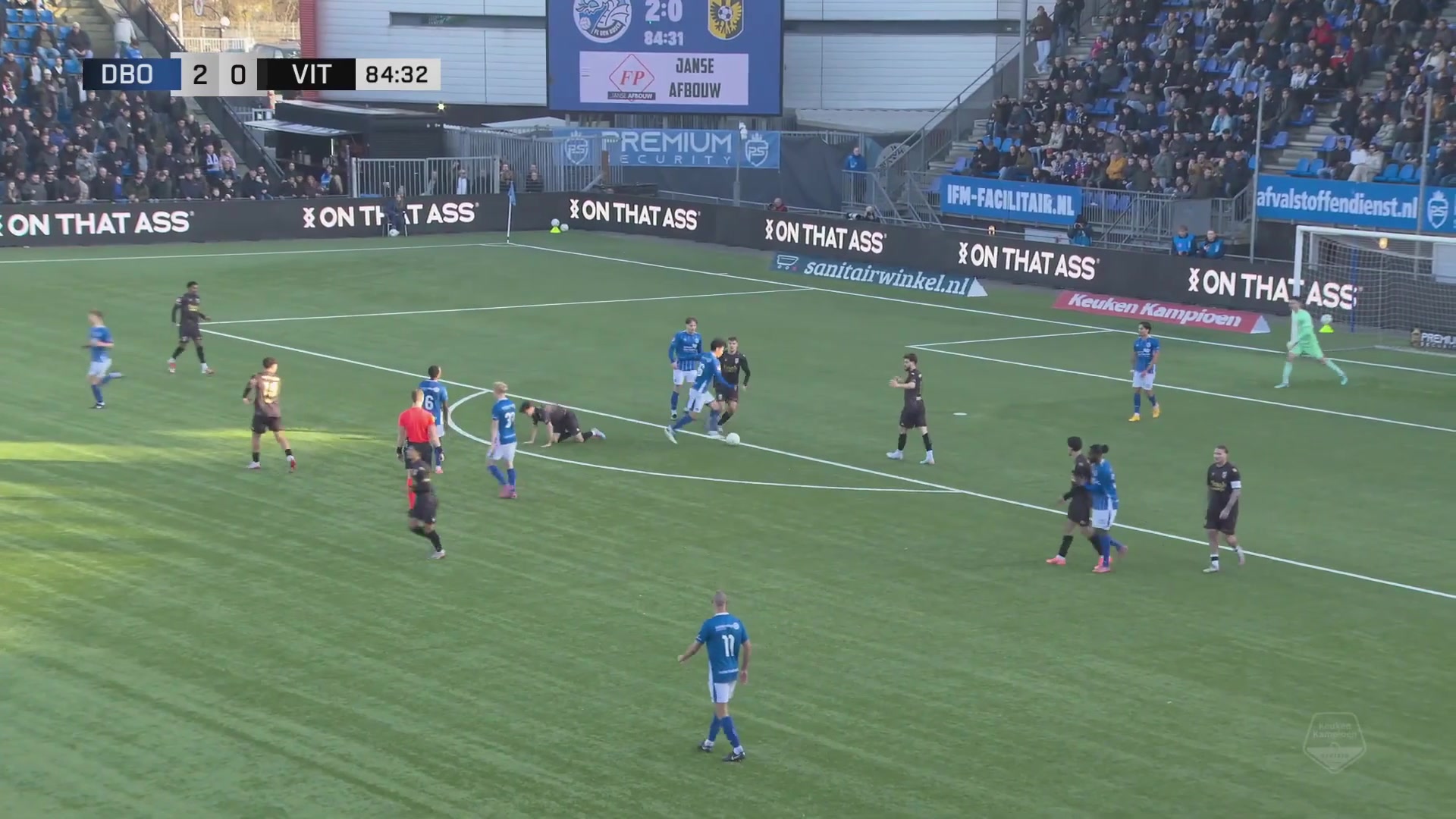 v站-名场面！王博豪哨响后射门引冲突，与对手互拽球衣，主裁连出6黄