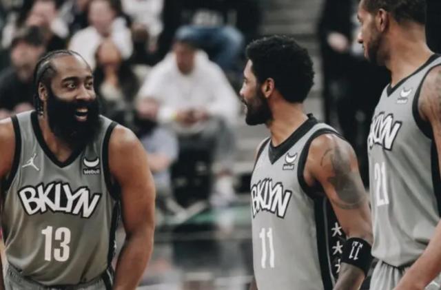 v体育-哈登欧文激情相拥！篮网双星闪耀重返东部第一