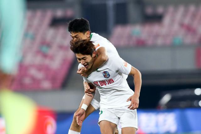 v站体育-2610天!前中甲MVP中超再入球 重燃青岛保级希望