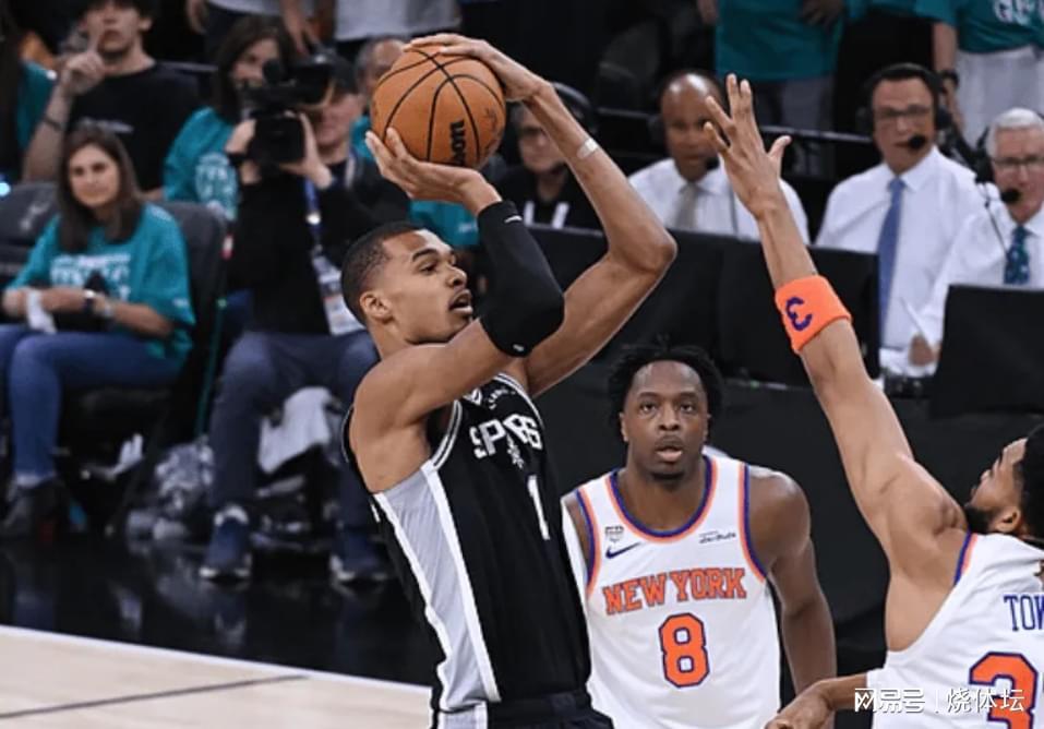 v站体育-NBA:马刺领先13分遭逆转!文班亚马26分12板,布伦森30分